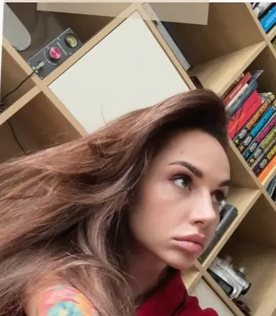 Агата у книжных полок